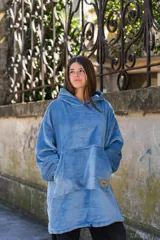 Canguro celeste unisex de felpa con capucha y bolsillo delantero. Se puede usar largo o corto ajustando el cordón.