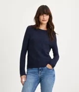 Blusa de punto color azul marino con textura ondulada, cuello redondo y mangas largas. Presenta terminaciones en rib en puños y ruedo.