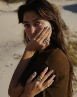 Anillo de diseño orgánico con forma irregular que evoca texturas marinas, con estructura abierta y acabado brillante.