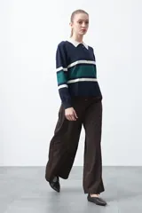 Sweater de punto con diseño a rayas horizontales en azul marino, verde y blanco. Presenta cuello tipo polo con cierre frontal de botones y mangas largas.