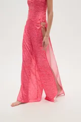 Pantalon de tiro bajo con diseño amplio y aberturas laterales pronunciadas que se unen mediante argollas metálicas. Presenta un estampado animal print tipo cebra en tonos rosados.