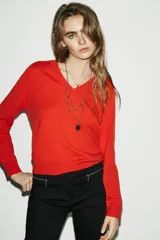 Pack de tres collares de diferentes largos. Incluye un collar de cadena con bolitas metálicas y dije de estrella, un collar de cadena fina con dije de cristal en forma de gota y un collar de cadena con bolitas metálicas y múltiples dijes de cristal en forma de gota.