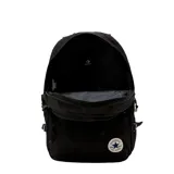 Mochila Converse modelo Straight Edge, color negro, con compartimento principal amplio, bolsillo frontal con cierre vertical y bolsillo organizador inferior. Incluye correas laterales ajustables y parche circular con el logo de la marca en la parte inferior.