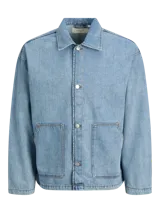 Sobrecamisa de denim manga larga de Jack & Jones modelo Cambridge, color celeste, con bolsillos frontales aplicados y cierre de botones metálicos a presión.