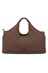 Cartera tipo shopper marrón de la marca Daniel Cassin, confeccionada en material textil con asas integradas y bolsillos laterales.
