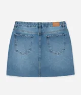Pollera midi de jean azul, de corte recto y tiro alto, con diseño clásico de cinco bolsillos y terminación de bajo a hilo sin dobladillo.