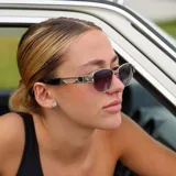 Lentes de sol con marco metálico negro y diseño geométrico. Cuentan con protección UV400 y patillas con detalle calado y logo grabado.