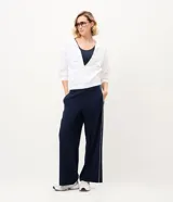 Pantalón deportivo Get Over de corte recto, color azul marino, con cintura elastizada y vivo lateral en tono contrastante.