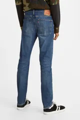 Jean de calce ajustado color azul medio, tiro medio y confección en denim rígido.