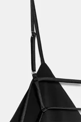 Vestido midi de tejido satinado color negro, con escote en pico, tirantes finos ajustables y diseño de espalda con tiras cruzadas.