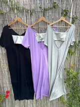 Maxi vestido negro con espalda descubierta y corte holgado.