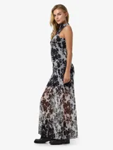 Vestido largo sin mangas con cuello redondo, confeccionado en tejido liviano con estampa animal print tipo vaca y caída fluida de corte recto.