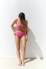 Conjunto de bikini fucsia brillante con corpiño con aros y relleno removible, y bombacha de tiro alto.