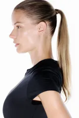 Remera deportiva corta en tejido funcional suave DryMove color negro, de manga corta, con cuello redondo y bajo recto.