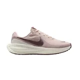 Championes Nike Revolution 8 Se color rosado con el swoosh en un tono marrón oscuro y suela blanca con motas.