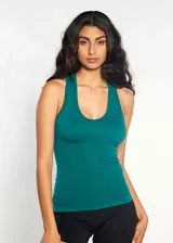 Musculosa de microfibra color verde esmeralda, con espalda nadadora y corte ajustado.