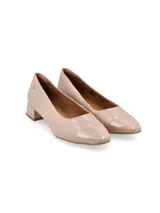 Zapato de tacón bajo modelo Quiz, confeccionado en cuero charolado con textura símil cocodrilo color nude, con puntera redondeada en charol liso, taco cuadrado y detalle de aplique metálico dorado con logo en el talón.