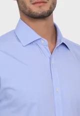 Camisa celeste texturada de corte clásico, con cuello italiano y mangas largas.