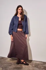 Falda midi de corte recto y diseño minimalista, confeccionada en algodón peinado. Presenta cintura elástica con frunces y un dobladillo ancho en la parte inferior.