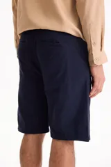 Bermuda de gabardina con spandex estilo chino color negro, con bolsillos laterales y traseros.