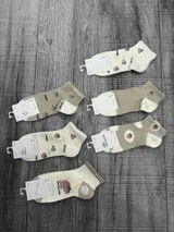 Pack de seis pares de medias tobilleras con diseños de frutillas y lunares.