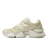 Championes New Balance modelo 9060 de estilo chunky, confeccionados con una combinación de gamuza y malla en tonos beige, blanco y detalles en verde menta pálido. Presentan una suela robusta esculpida y el característico logotipo "N" en los laterales.
