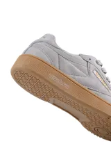 Championes urbanos Umbro modelo Rian II, color negro con suela blanca y base de goma color caramelo. Confeccionados en gamuza, presentan el logo de la marca en el lateral y en la lengüeta.