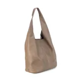 Cartera de hombro tipo hobo en símil cuero color negro, de diseño amplio y correa integrada.
