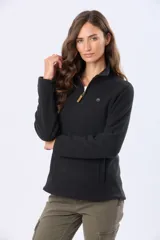 Buzo de polar color crema con cuello alto y cierre frontal parcial. Presenta detalles en cuero en el tirador del cierre y un pequeño bordado en el pecho y en la manga.