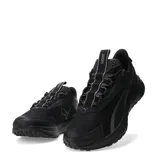 Championes de trail running Puma modelo Extend Lite, color negro con detalles en gris. Presentan una construcción en malla transpirable con refuerzos sintéticos, cordones con detalles reflectantes y una suela robusta diseñada para terrenos irregulares.