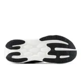 Championes de running New Balance 1080 V15 para mujer, en color negro con suela blanca y entresuela con detalles en lila. Incorporan parte superior de malla transpirable, tecnología de amortiguación Infinion y detalles reflectantes.