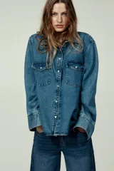 Jean wide leg de tiro alto en denim de algodón con ligero stretch, cinco bolsillos, lavado azul con efecto deslavado y terminación desmechada en el bajo.