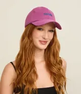 Gorra de sarga color fucsia con visera curva y bordado "Guapa" en azul.