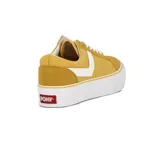 Championes Pony Old School color mostaza con detalles blancos, diseño de caña baja con plataforma y cordones blancos.
