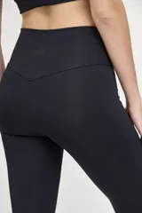 Calza larga negra de tiro alto, confeccionada en tejido de poliamida y elastano.