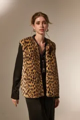 Chaleco sin mangas con diseño de estampado animal print de leopardo, confeccionado en piel sintética.