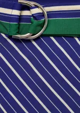 Falda midi de corte recto con bajo asimétrico, tiro medio y cierre de cremallera lateral. Presenta un estampado de rayas diagonales en tonos azul, verde y blanco, e incluye un cinturón ajustable a juego con hebilla metálica.