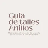 Anillo de oro 9k con diseño de grecas y una hilera central de circonias brillantes.