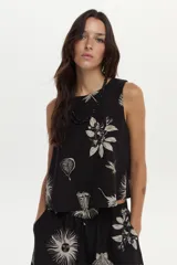 Top negro sin mangas, con escote redondo y estampa artesanal de motivos botánicos y de insectos en color crudo. Diseño cruzado en la espalda.