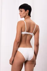 Bombacha tipo vedetina de corte clásico, confeccionada en algodón suave y respirable. Presenta un diseño con ribetes delicados que se ajustan cómodamente al cuerpo sin marcar.