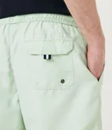 Bermuda de baño masculina Marfinno de microfibra con efecto lavado y color amarillo claro, con cintura elástica ajustable mediante cordón, bolsillos laterales y un bolsillo trasero con cierre.