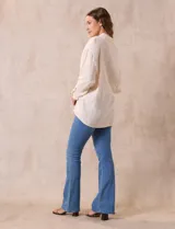 Camisa verde militar de algodón, marca Robert Louis. Tiene cuello con solapa, abertura central con botones, bolsillo aplicado en el frente y mangas largas regulables con presilla y botón.