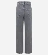 Pantalón wide leg de tiro alto confeccionado en denim de algodón. Presenta un diseño con friso vertical en el frente, cierre de botón y cremallera, trabillas en la cintura y bolsillos funcionales en la parte delantera y trasera.