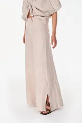Pantalón de lino italiano con diseño estampado a rayas verticales en tonos negro y beige, de tiro medio y corte ancho.