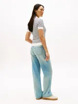 Sweater tipo chomba de algodón a rayas horizontales blancas y azul marino, con cuello polo blanco, cartera de cuatro botones y logo bordado en el pecho.