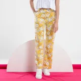 Pantalón de mujer color beige con estampado floral en amarillo y blanco, de corte recto y tiro alto.