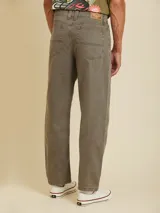 Jean de corte loose fit, confeccionado en algodón, con diseño de cinco bolsillos y cierre frontal con botón y cremallera.