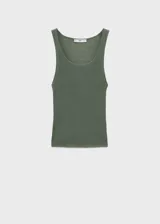 Top de punto de canalé en color verde oliva, con diseño de doble capa que simula un conjunto de musculosa y cárdigan de manga larga. Presenta un escote redondo y cierre frontal mediante finos lazos ajustables.