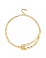 Collar rígido dorado con diseño geométrico y cierre de mosquetón. Fabricado con aleación de metales bañada en oro de 18k.