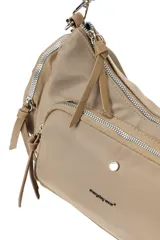 Cartera negra de poliamida con múltiples bolsillos con cierre, correa ajustable y detalles metálicos plateados.